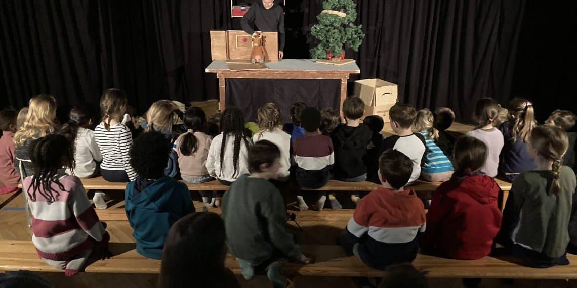 Weihnachtliches Puppentheater der Ferienbetreuung