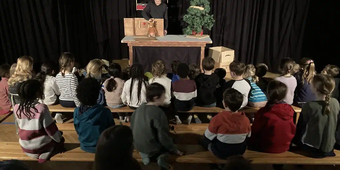 Weihnachtliches Puppentheater der Ferienbetreuung