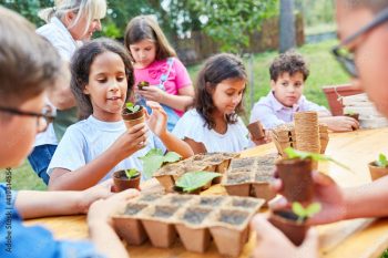 Kinder in der Sommerschule lernen Pflanzen Anzucht