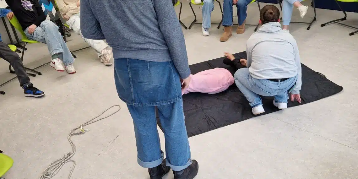 Erste-Hilfe-Kurs an der Körschtalschule für Klassenstufe 7